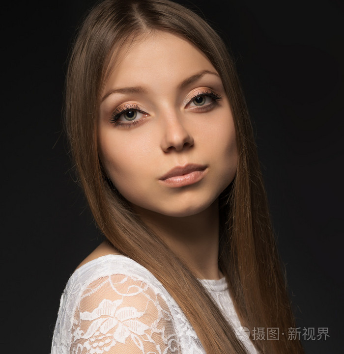 一个长头发的女孩的肖像