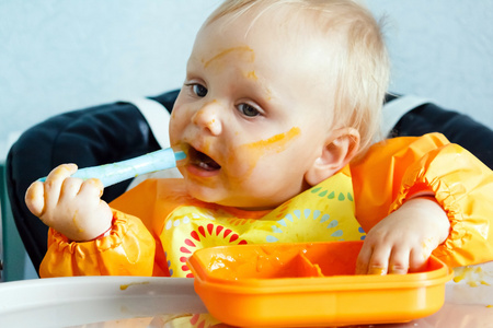 吃婴儿男孩的脏脸。