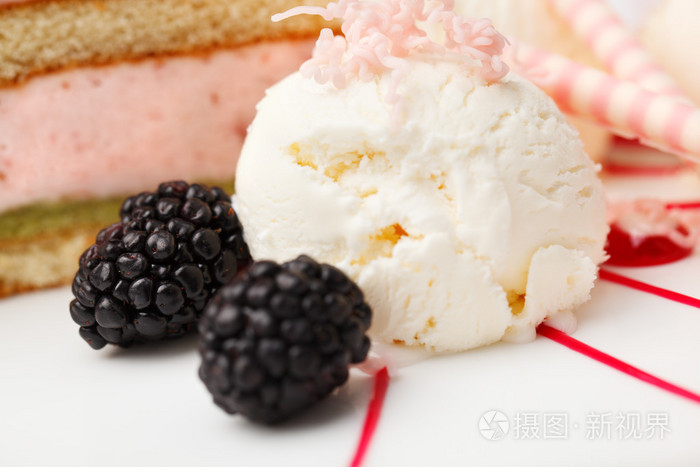 香草冰淇淋的黑莓