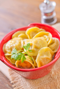 pelmeni 在一个碗中