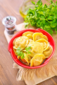 pelmeni 在一个碗中