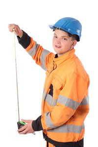 一个工人穿着的工作服和安全帽与标尺的肖像