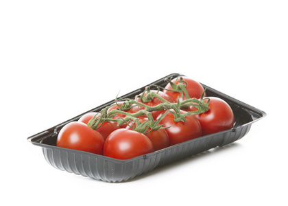 新鲜的西红柿上白色背景黑色托盘中孤立