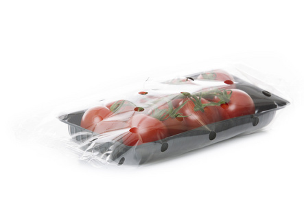 新鲜的西红柿上白色背景黑色托盘中孤立