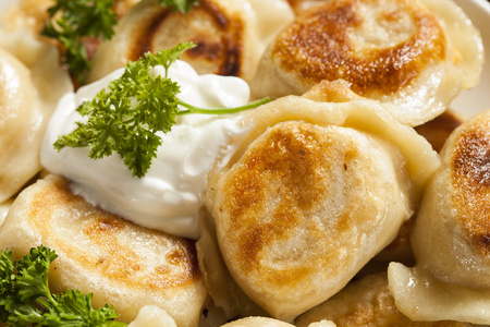 自制波兰 pierogis 有酸奶油