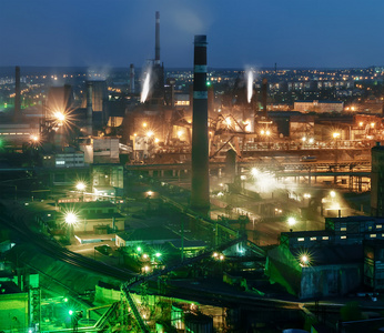 工业冶金厂的夜景的全景
