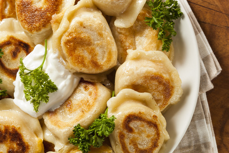 自制波兰 pierogis 有酸奶油