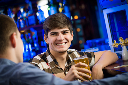 一个年轻人在酒吧里的肖像