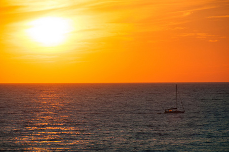 橘黄色的夕阳，在海的地平线上，天际线