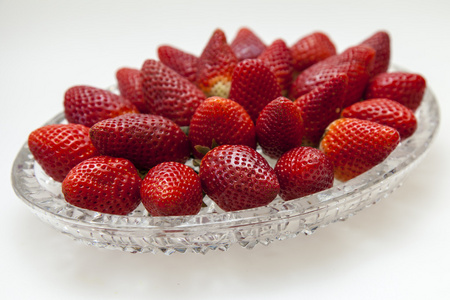 大成熟的草莓的莓果放在大盘子上