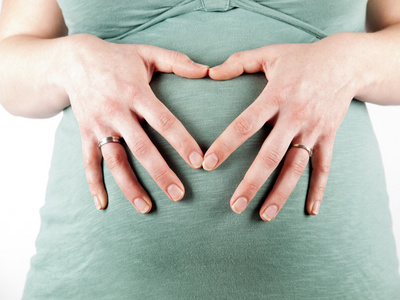 36 周怀孕的年轻女子，在她的肚子使一颗心