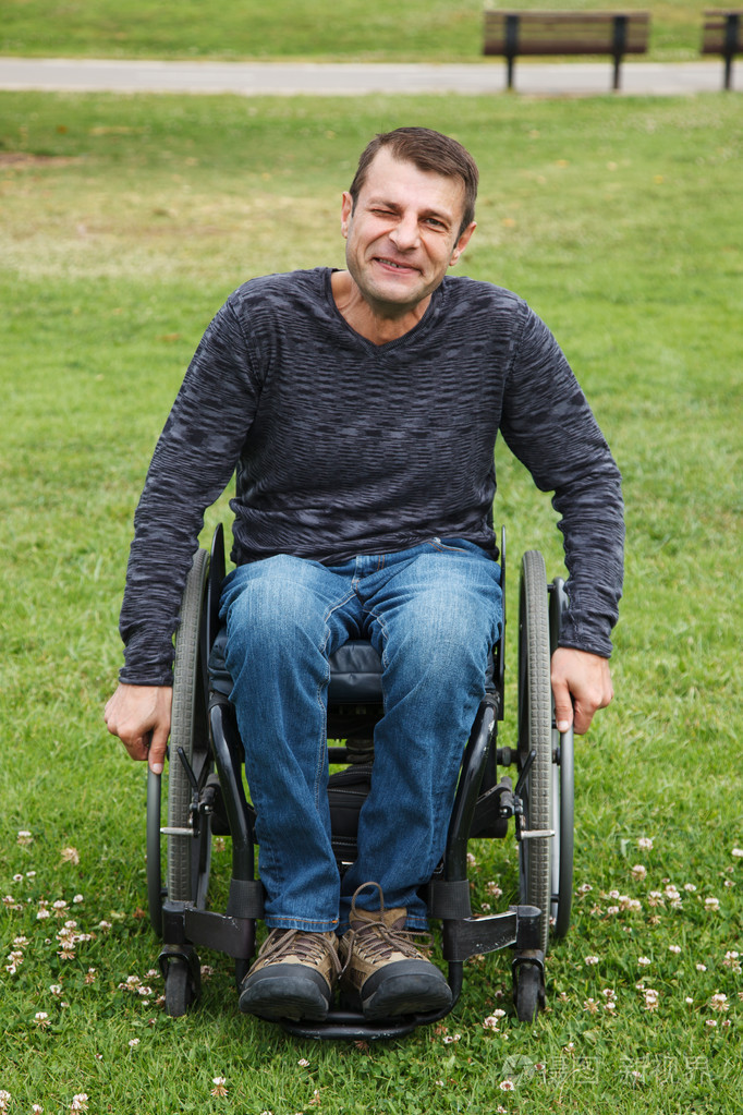 坐在轮椅上的残疾的男子