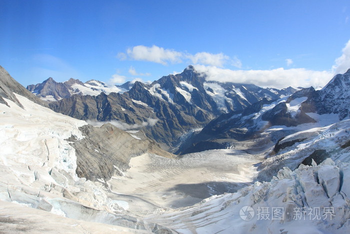 白雪皑皑的少女山冈
