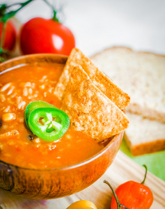 乡村背景上的热的和辛辣的新鲜制作的墨西哥辣椒汤