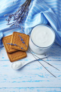 自制酸奶在玻璃和木桌背景上的美味饼干