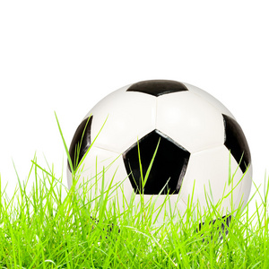 足球在孤立的绿色草地上