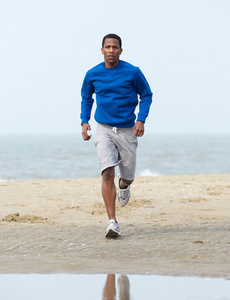 在海滩上慢跑的非洲裔美国人