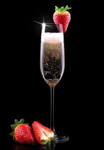 喝杯香槟与美味的草莓