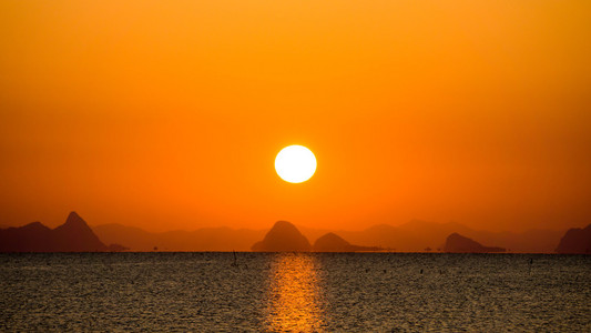 落日的天空和湖面的大太阳