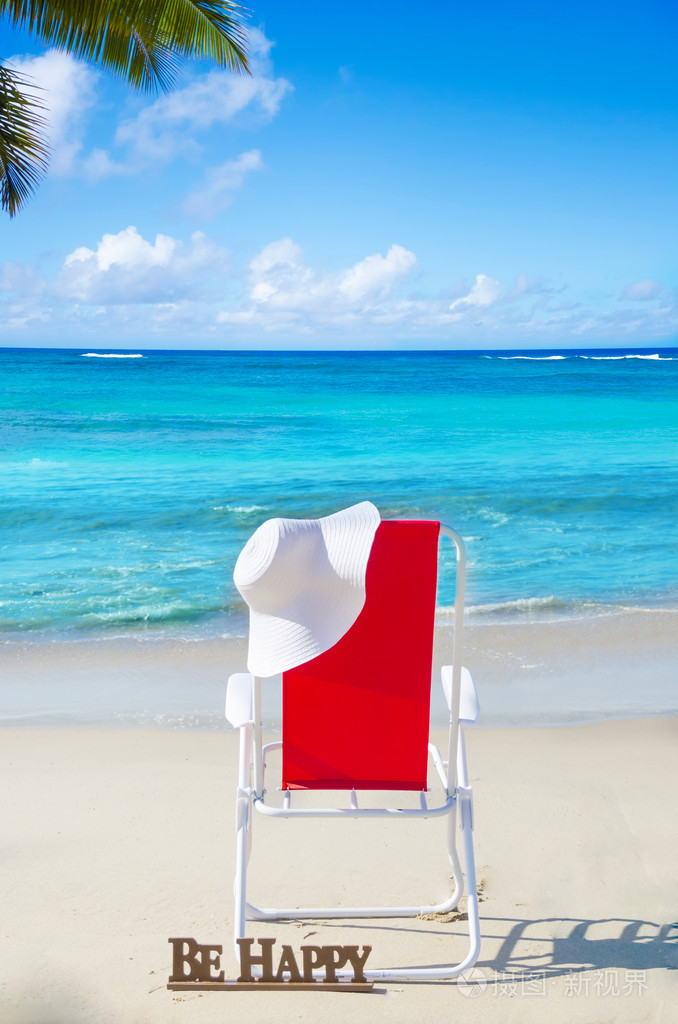 白帽子的海洋与沙滩椅