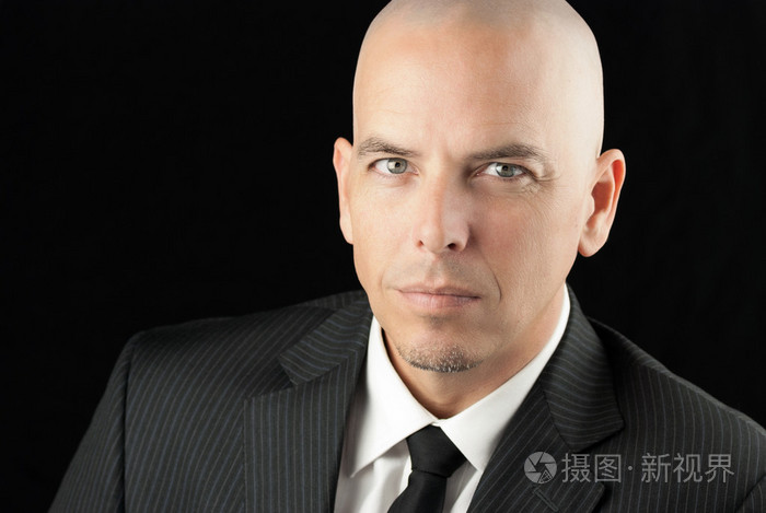 聚焦秃头男子在西装