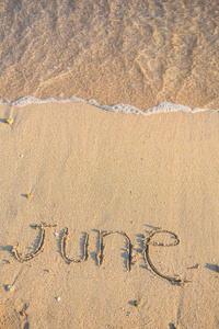 6 月在沙滩上