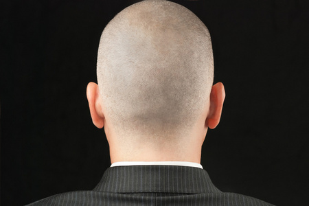 秃头男子在西装从后面照片