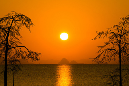 落日的天空和湖面的大太阳
