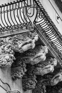 巴洛克式观赏雕像下的阳台