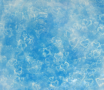 雪地心冰晶体中冷冻冰封的心照片