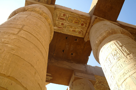 在寺庙的卡纳克神庙 古代底比斯 的神龛大厅。埃及卢克索的