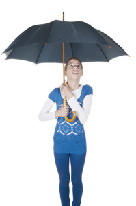伞仰望的年轻女子