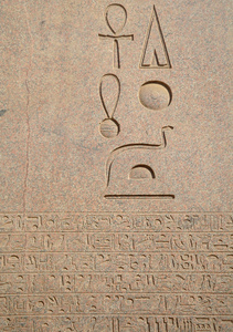 埃及的象形文字刻在石头上图片