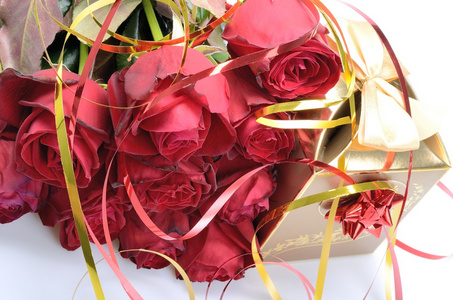 黄金礼品盒和一束红色的玫瑰花