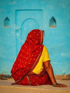 传统纱丽的印度农村女被访者图片