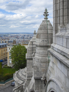 巴黎，法国。蒙马特的圣心大教堂的山坡的视图