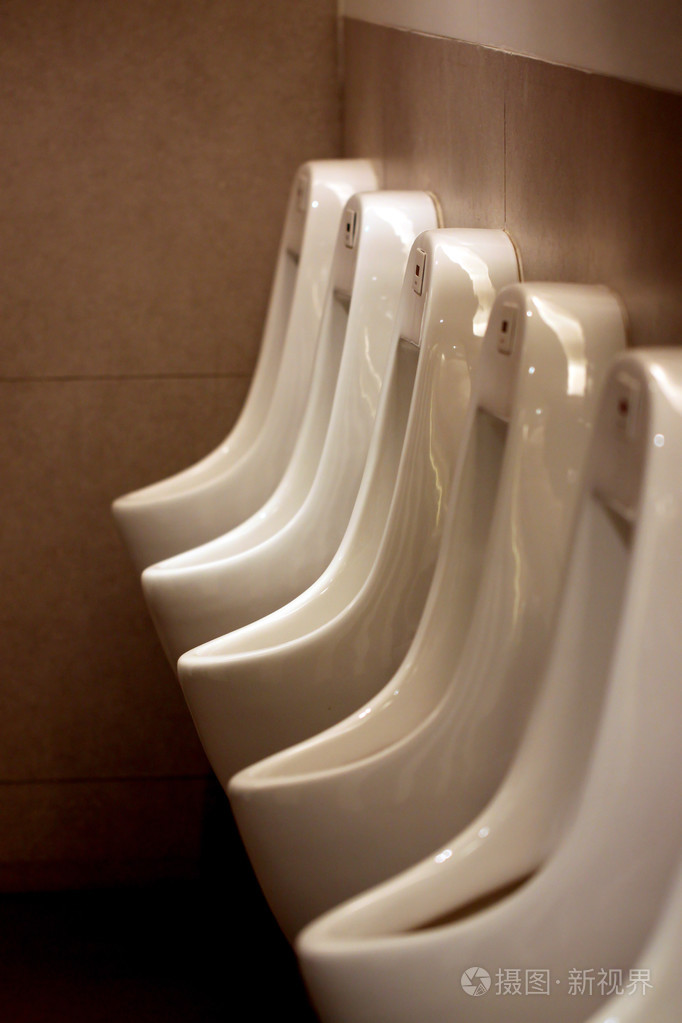 在男厕所里的白色小便池