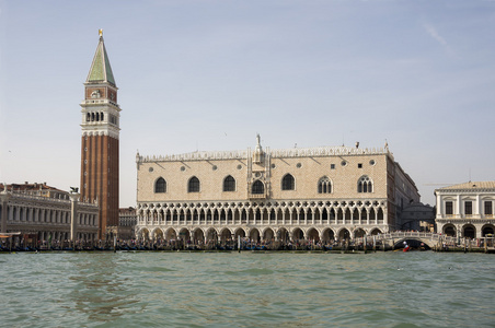 视图的广场圣马哥孛罗从船。威尼斯。意大利