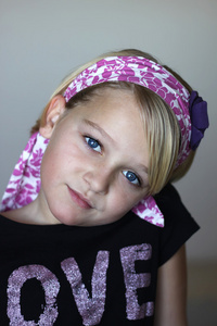 一个漂亮的女孩与头巾的肖像