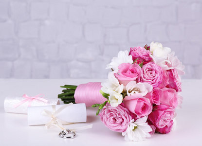 美丽的婚礼静物与花束上灰墙背景