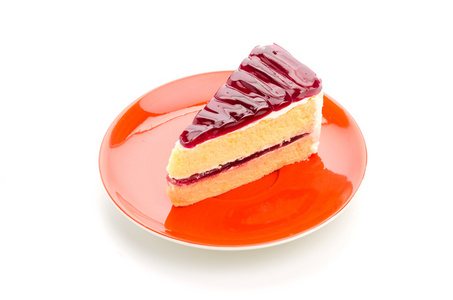 在白色背景上孤立的草莓蛋糕