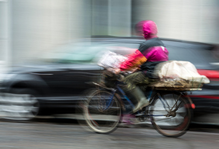 在城市道路上骑自行车的人