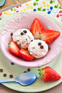 冰淇淋的新鲜草莓
