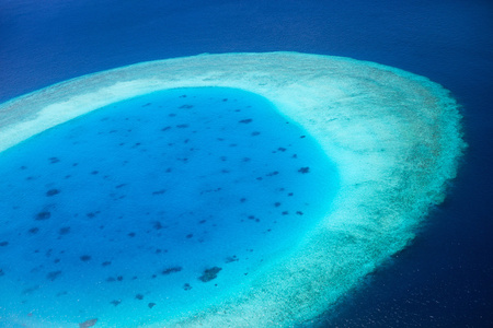 马尔代夫环礁的鸟瞰图