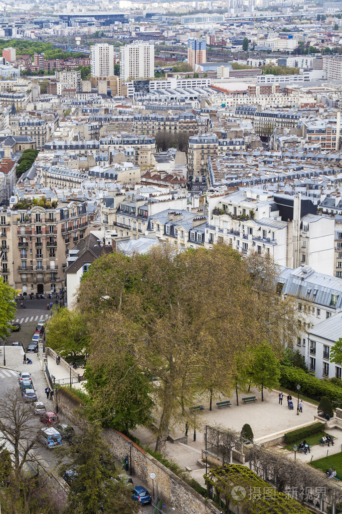巴黎，法国，2013 年 4 月 29 日。从观景台在蒙马特的圣心大教堂的城市风景