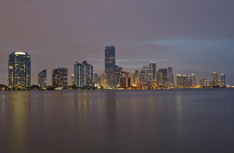 在日落时的迈阿密城市天际线全景