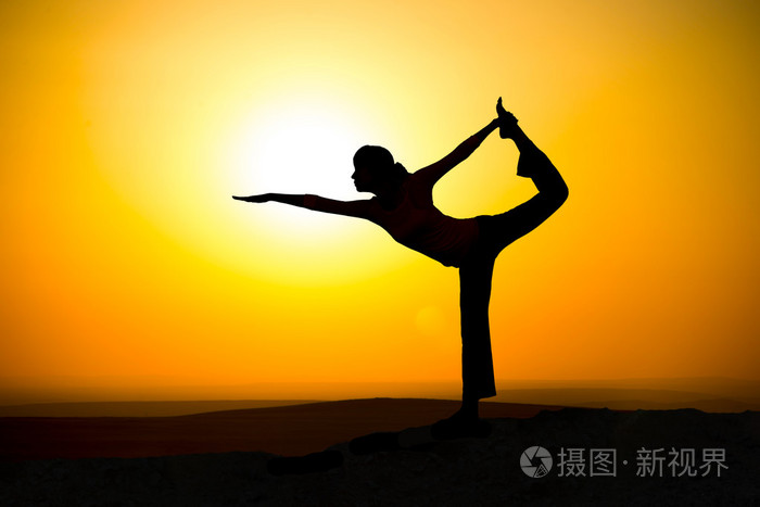 室外日出瑜伽的女孩