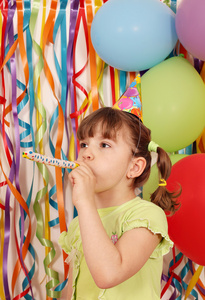 快乐的小女孩，用气球和小号的生日