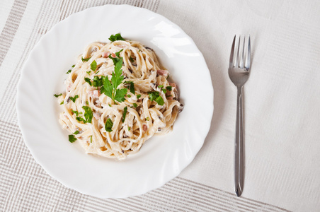 在一个白色的碗中的面条 carbonara