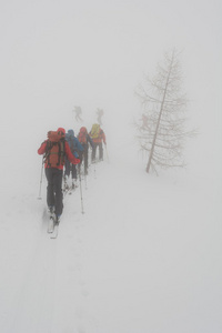 滑雪者迷失在雾中